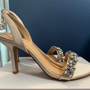 Jewel Badgley Mischka beige heels sz 6.5
